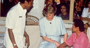 Diana, walesi hercegnő Anandabanban (Nepál), a Nemzetközi Lepramisszió egyik kórházában.