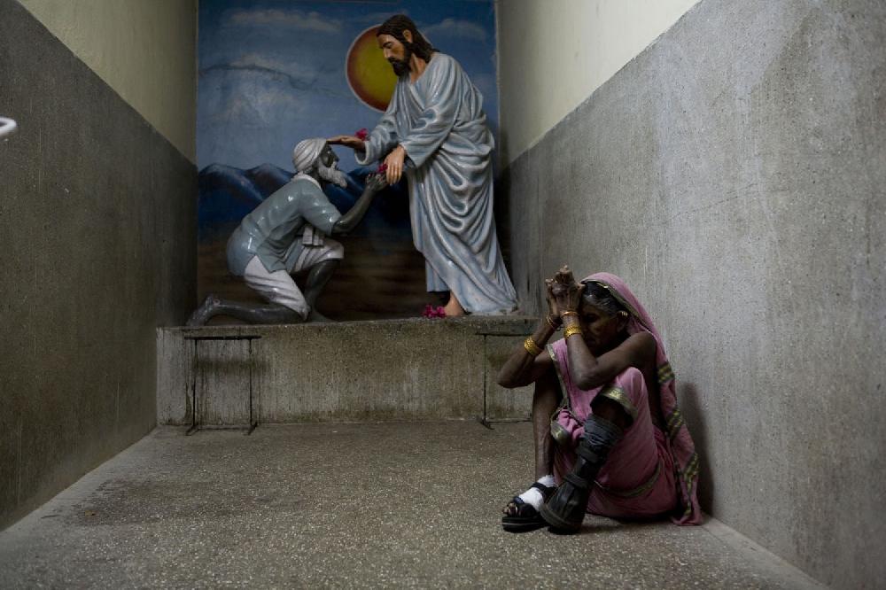 Praying leper woman (India)